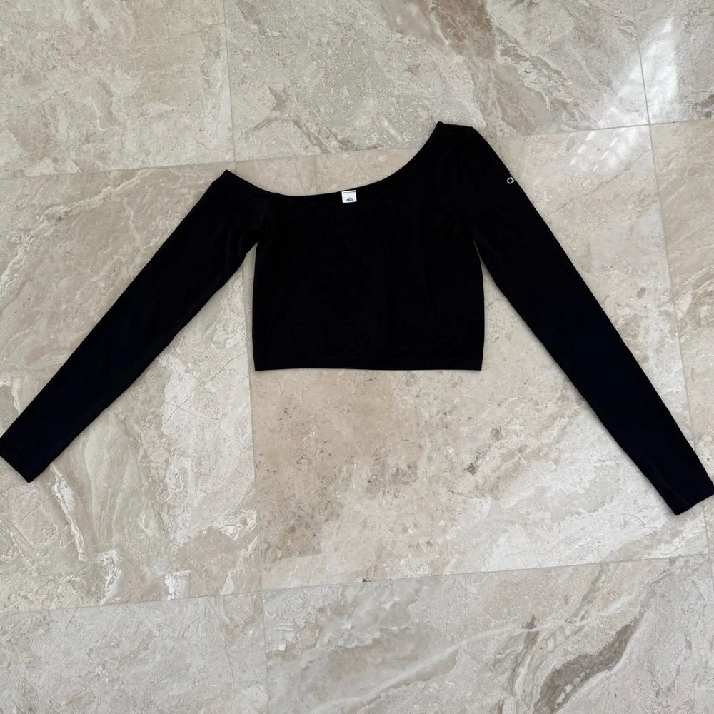 ALO Black Asymmetric Sheer Glow Long Sleeve Crop Top NWOT - Picture 3 of 6